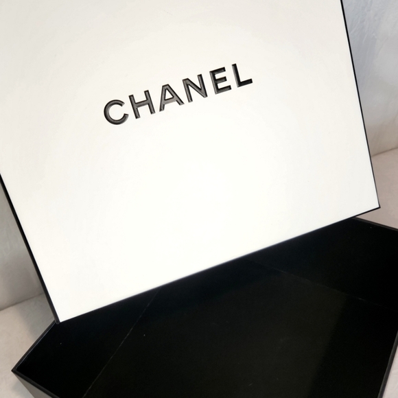 Authentic CHANEL Gift Box EUC, white and black 8.5"×8.5"×3.75" - Picture 2 of 4